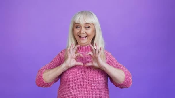Романтическая любящая бабушка показывает жест сердца любовник день поздравляет концепцию — стоковое видео