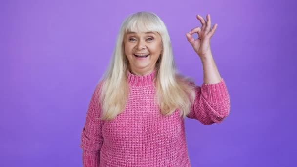 Spolehlivé důchodce stará babička show dva okey značky schvalují kvalitu výběru — Stock video