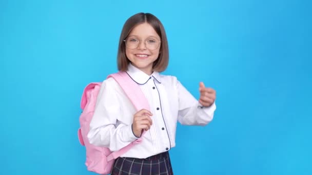 Alegre positivo confiável pequena senhora segurar mochila levantar polegar — Vídeo de Stock