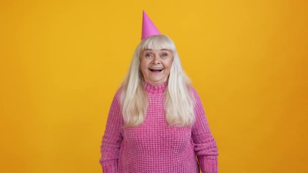 Божевільна фанк-бабуся піднімає кулаки переможний настрій радісна концепція подарункової вечірки — стокове відео