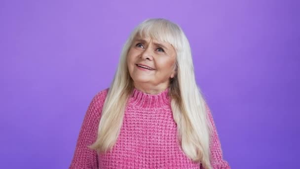 Весело любопытный умный вдумчивый пенсионер бабушка искать пустое место найти решение — стоковое видео