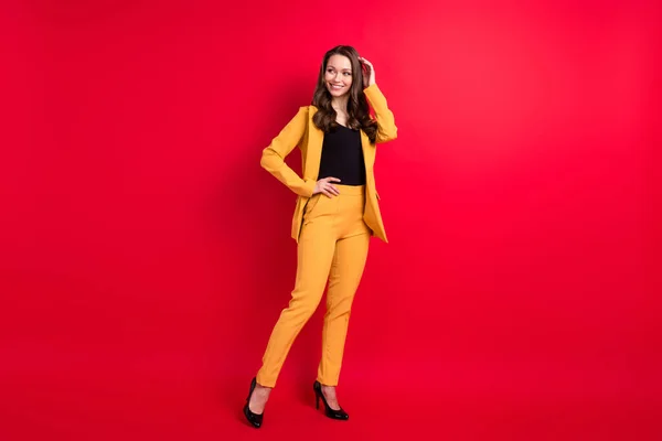 Full längd kroppsstorlek bild av attraktiva glada fashionabla flicka poserar ser asside isolerad över ljus röd färg bakgrund — Stockfoto