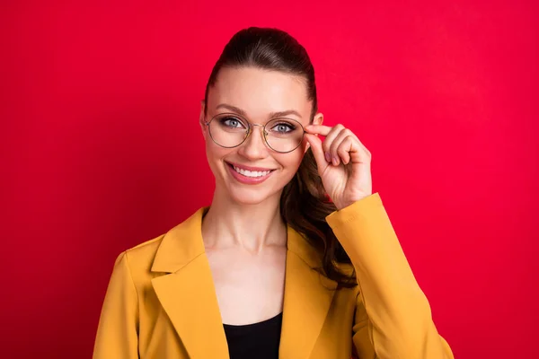 可愛い若い女性の写真は黄色のジャケット腕の眼鏡を身に着けている独立した赤い色の背景 — ストック写真