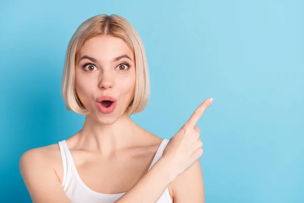 Retrato de persona positiva impresionada boca abierta dedo directo espacio vacío promo aislado sobre fondo de color azul —  Fotos de Stock