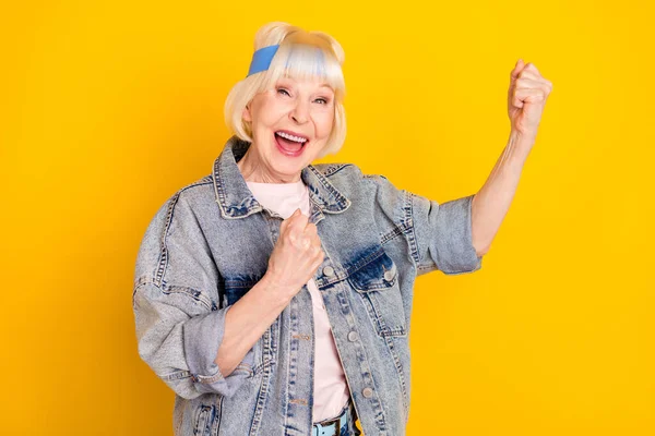 Φωτογραφία πορτρέτο του δροσερό θετική γιαγιά χαμογελώντας φορώντας bob hairstyle gesturing σαν νικητής απομονώνονται σε ζωντανό κίτρινο χρώμα φόντο — Φωτογραφία Αρχείου