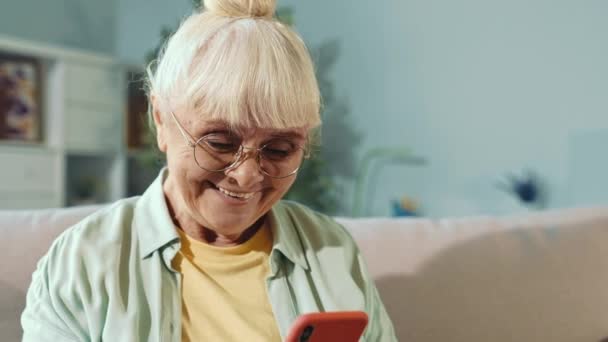 Cheerful blogger grandma read positive feedback message — Stock Video