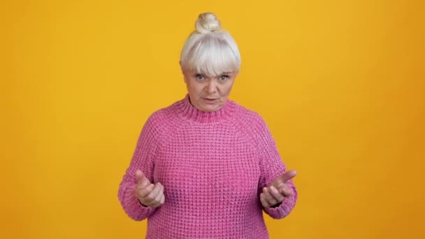 疯狂愤怒的奶奶有矛盾的情绪交流 — 图库视频影像