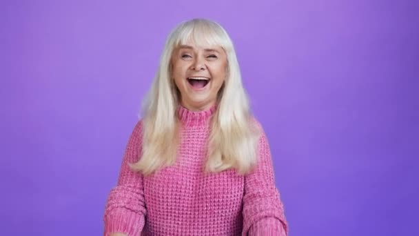 Lustige positive freudige Großmutter lacht aufregenden Witz hält die Hand — Stockvideo
