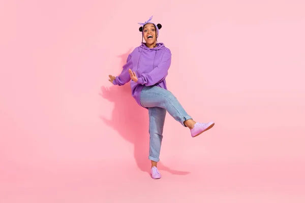 Fénykép az édes vonzó afro nő viselni lila kapucnis zsemle tánc mosolygós elszigetelt rózsaszín szín háttér — Stock Fotó