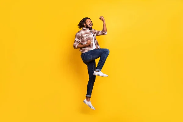 Longitud completa tamaño del cuerpo foto del hombre saltando alto gesto como ganador encantado aislado sobre fondo de color amarillo vivo — Foto de Stock