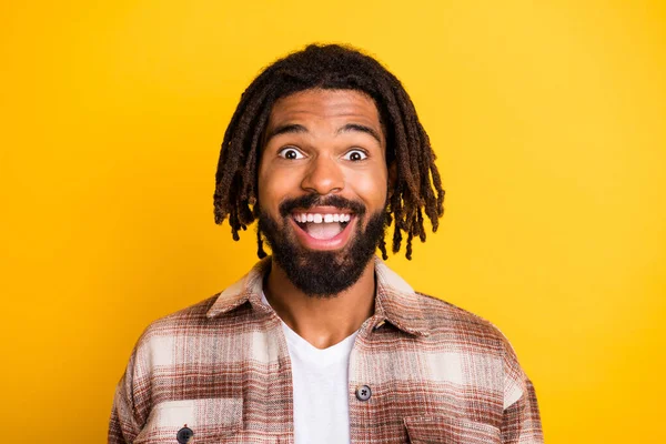 Фотопортрет бородатого мужчины удивлен, глядя на открытый рот в повседневной одежде, изолированной на ярко-желтом фоне — стоковое фото