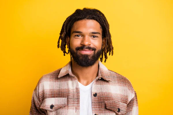 Foto portret van de man met de baard draagt bruin geruite shirt glimlachen geïsoleerd op felgele achtergrond — Stockfoto