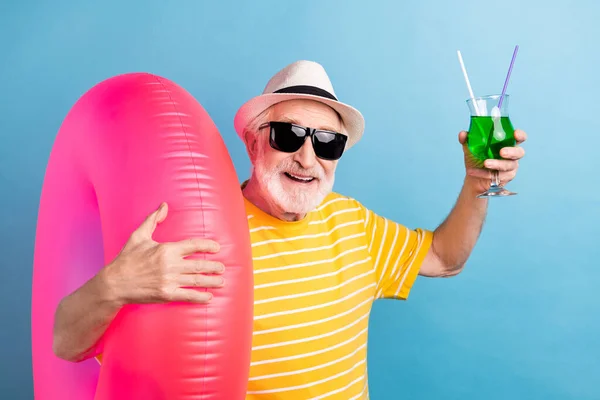 Portrét pohledný důchodce důchodce důchodce veselý muž držení prsten baví pití nápoje izolované přes jasně modré barvy pozadí — Stock fotografie
