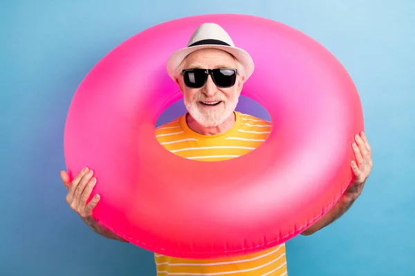 Retrato de agradable hombre alegre de pelo gris con círculo de goma aislado sobre fondo de color azul brillante — Foto de Stock