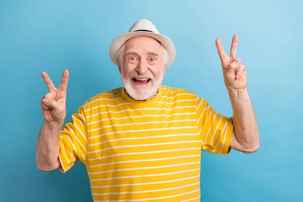 Retrato de bom funky alegre homem de cabelos grisalhos mostrando duplo v-sinal se divertir isolado sobre fundo de cor azul brilhante — Fotografia de Stock