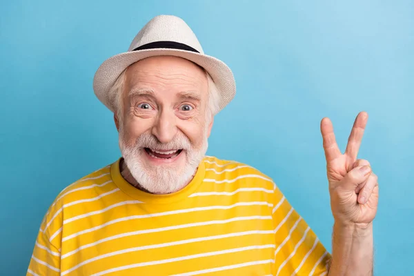 Πορτρέτο της ελκυστική χαρούμενη funky άνθρωπος δείχνει v-σημάδι διασκεδάζοντας απομονωμένη πάνω από φωτεινό φόντο μπλε χρώμα — Φωτογραφία Αρχείου