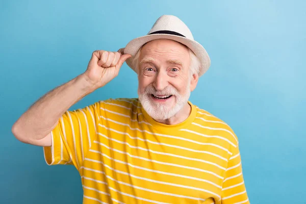 Portrait d'homme joyeux attrayant touchant chapeau bon voyage isolé sur fond de couleur bleu vif — Photo
