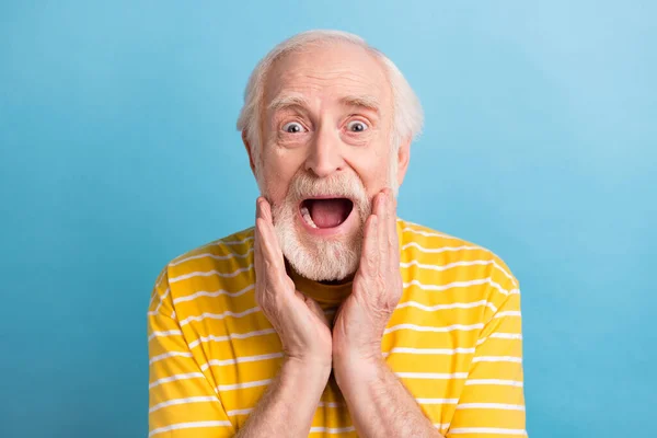 Retrato de cerca de agradable sorprendido alegre hombre de pelo gris buena noticia reacción aislada sobre fondo de color azul brillante —  Fotos de Stock
