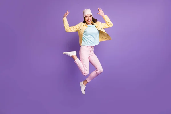 Full längd kropp storlek foto av söt flicka hoppa högt glada skrattar isolerad på pastell violett färg bakgrund — Stockfoto