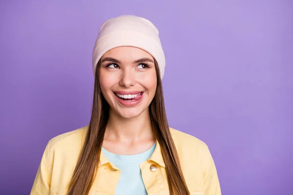 낙관적 이고 직선적 인 머리를 가진 소녀의 혀 가 바깥으로 보이는 텅 빈 공간에 보라색 배경에 고립된 모자 모자를 쓰고 있는 모습 — 스톡 사진