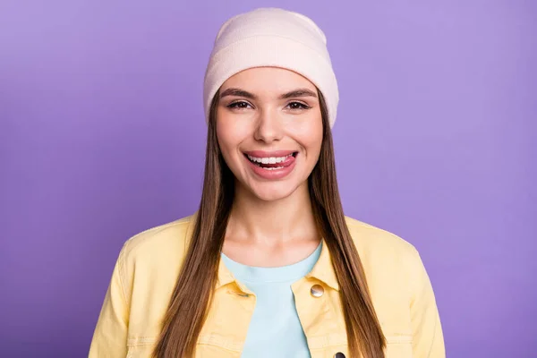 Foto retrato de la sonrisa con ropa casual chica mostrando lengua funky aislado sobre fondo de color púrpura pastel —  Fotos de Stock