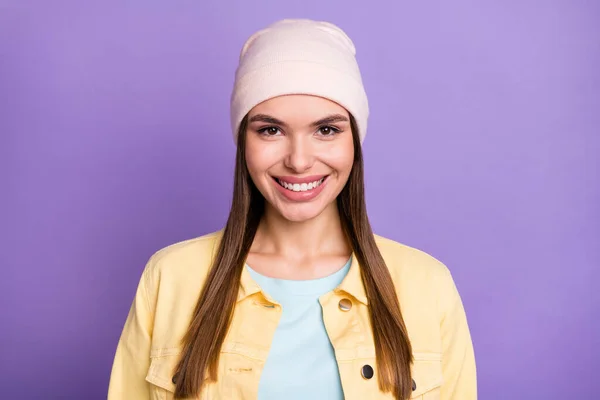Фотографічний портрет усміхненої дівчини в повсякденному вбранні ізольовано на яскраво фіолетовому кольоровому фоні — стокове фото