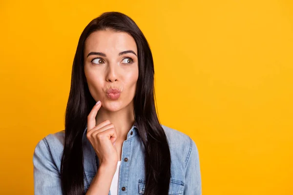 Retrato de linda morena optimista señora dedo barbilla mirada espacio vacío desgaste camisa azul aislado sobre fondo de color amarillo brillante —  Fotos de Stock