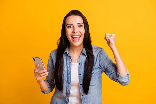Portret ładne hura brunetka pani trzymać telefon pięść nosić niebieski koszula odizolowany na jasnożółty kolor tło — Zdjęcie stockowe