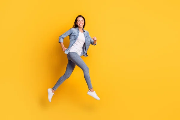 Perfil de tamaño completo retrato de chica bastante despreocupada corriendo mirada cámara radiante sonrisa aislada sobre fondo de color amarillo — Foto de Stock