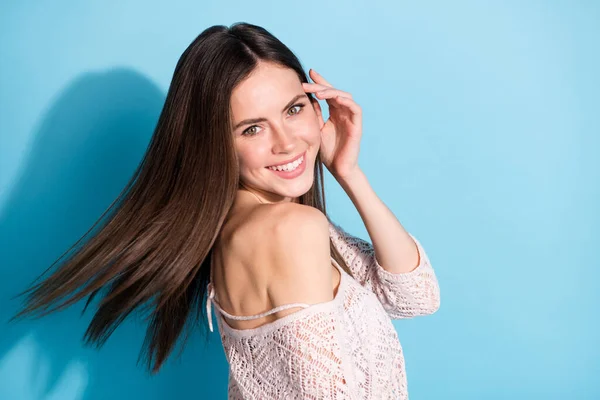 Perfil foto lateral de alegre encantador jovem mulher voar cabelo sorriso off-ombro blusa isolada no fundo de cor azul — Fotografia de Stock
