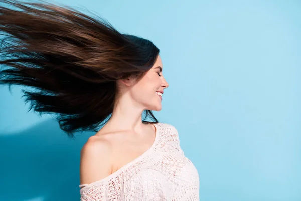 Foto del lado del perfil de alegre atractiva joven mujer volar viento pelo buen humor aislado sobre fondo de color azul pastel — Foto de Stock