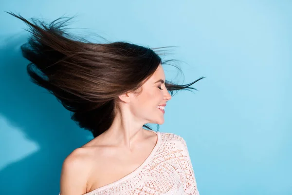 Foto di felice bella gioiosa giovane donna girare testa volare capelli sorriso buon umore isolato su sfondo di colore blu — Foto Stock