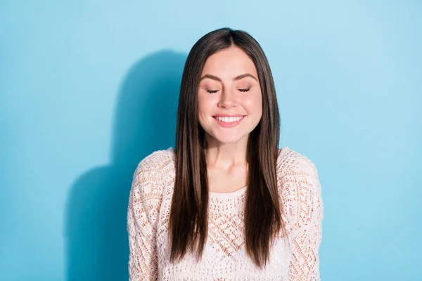 Fénykép örömteli boldog szép fiatal nő csukott szemmel mosoly jó hangulat elszigetelt pasztell kék szín háttér — Stock Fotó