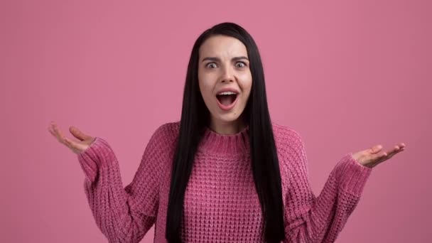 Зачарована дама піднімає кулаки кричать перемога пуловер ізольований рожевий кольоровий фон — стокове відео