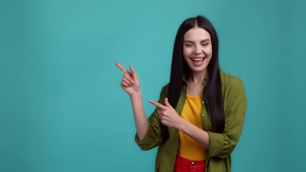 Kadın nokta kolu boş alan reklamları koyu renkli arkaplan izole — Stok video