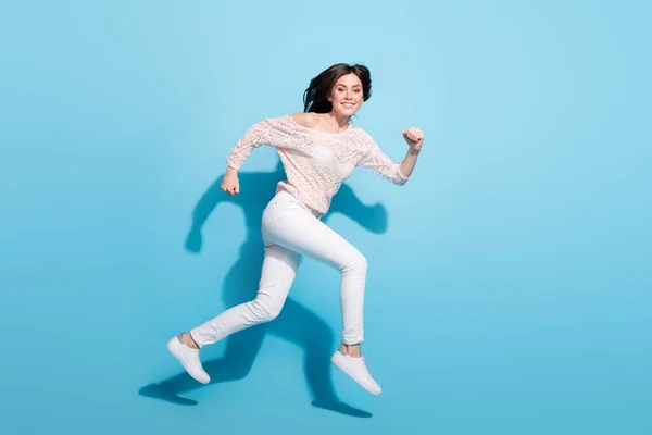 Perfil de comprimento total lateral foto de feliz alegre jovem senhora saltar para cima correr venda espaço vazio isolado no fundo de cor azul — Fotografia de Stock