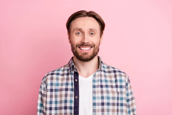 Foto do jovem feliz sorriso positivo toothy cuidado oral estomatologia branca cerâmica isolada sobre fundo cor-de-rosa — Fotografia de Stock