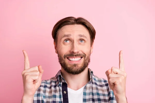 Photo de jeune homme heureux sourire positif regarder indiquer doigts ad promo choix isolé sur fond de couleur rose — Photo
