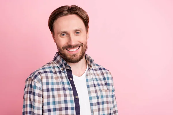 Foto van jonge vrolijke man blij positieve glimlach dragen geruite shirt geïsoleerd over roze kleur achtergrond — Stockfoto