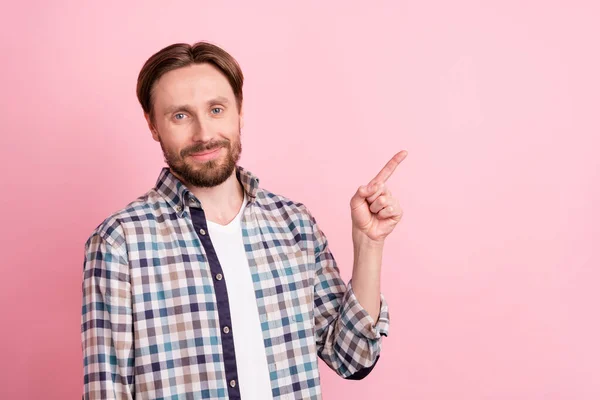 Foto van jonge man gelukkig positieve glimlach wijzen vinger lege ruimte directe manier adverteren geïsoleerd over roze kleur achtergrond — Stockfoto