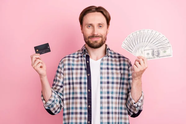 若いビジネスマンの写真幸せな正笑顔ホールドクレジットカード現金裕福な通貨隔離されたピンク色の背景 — ストック写真