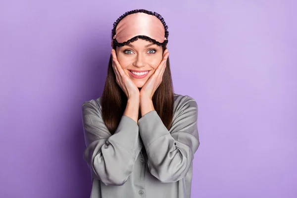 Ritratto di attraente impressionato ragazza allegra che indossa pigiama buona reazione notizie isolato su viola sfondo di colore viola — Foto Stock