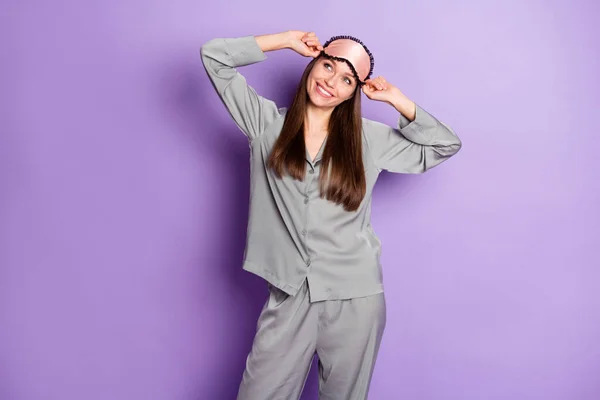 Portrét okouzlující snové veselá dívka na sobě pyžama probuzení pózování izolované přes fialové fialové barvy pozadí — Stock fotografie