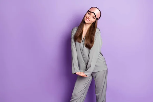 Ritratto di attraente timida ragazza allegra che indossa pigiama posa svegliarsi isolato su viola viola colore sfondo — Foto Stock