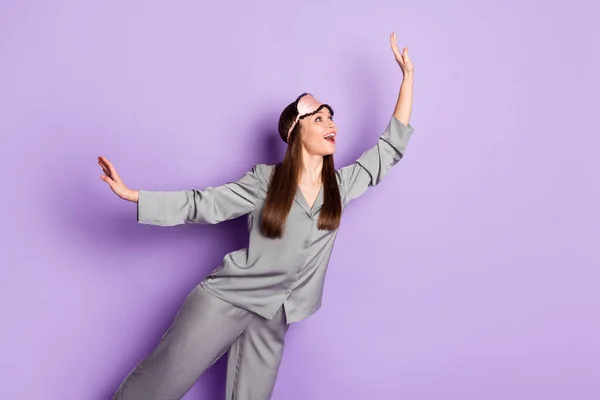 Retrato de atraente engraçado menina alegre menina vestindo pijama dança caindo voando se divertindo isolado sobre violeta cor roxa fundo — Fotografia de Stock