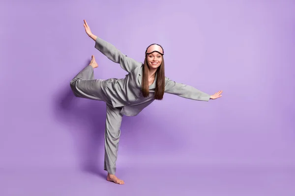 Fuld længde kropsstørrelse visning af attraktive sjove munter pige bære pyjamas have det sjovt som fly isoleret over violet lilla farve baggrund - Stock-foto