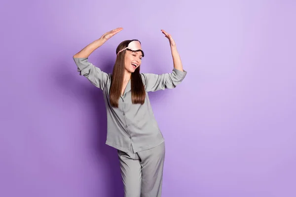 Retrato de atraente alegre funky alegre menina desgaste pijama dança ter diversão bom humor festa isolado sobre violeta roxo cor fundo — Fotografia de Stock