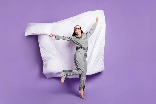 Comprimento total do corpo tamanho foto de brincalhão mulher saltando mantendo travesseiro em cinza sleepwear isolado pastel cor roxa fundo — Fotografia de Stock