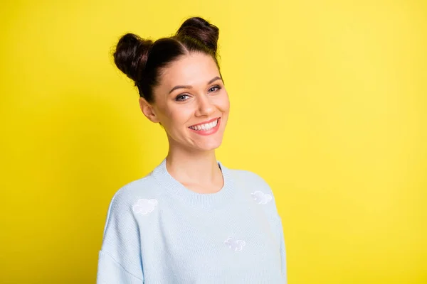 Retrato de menina atraente menina alegre bom humor primavera temporada isolada sobre vibrante cor amarela fundo — Fotografia de Stock