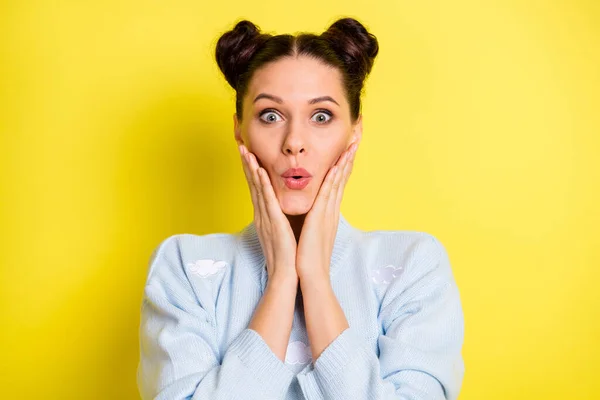 Porträt von attraktiven erstaunt mädchenhaft fröhlich Mädchen Nachrichten Reaktion Schmollmund Lippen Verkauf isoliert über lebendige gelbe Farbe Hintergrund — Stockfoto